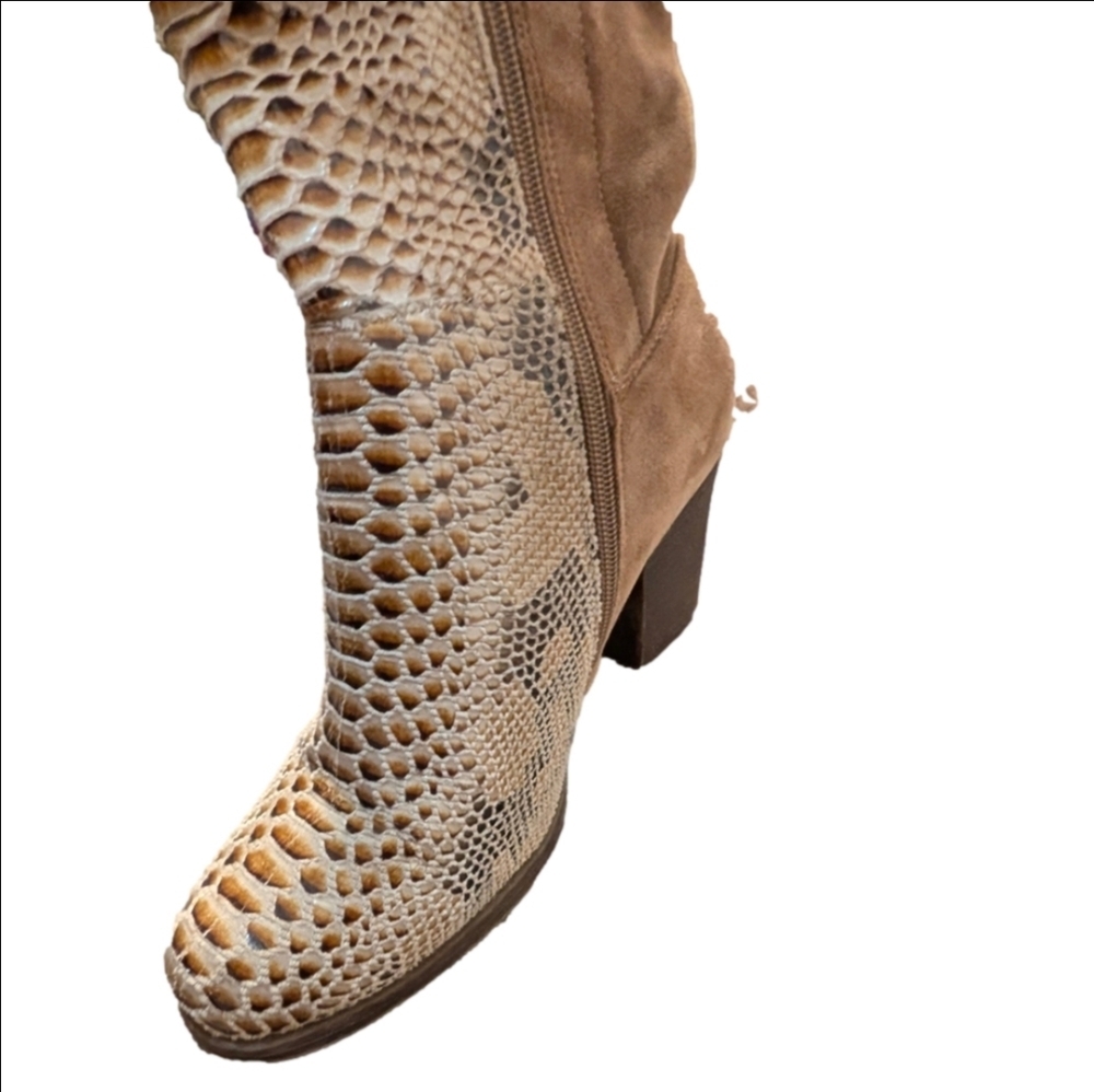 Pierre Dumas Knee High Boots Taupe Snakeskin Suede Block Heel Wide Calf 8.5 - Picture 9 of 12